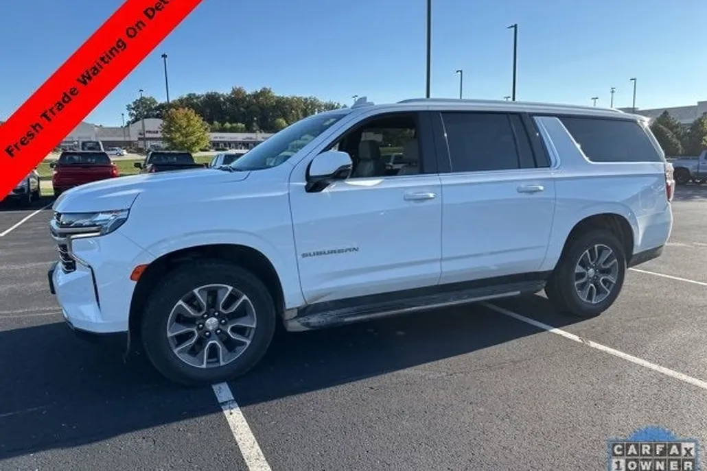 2022 Chevrolet Suburban LT photo 1