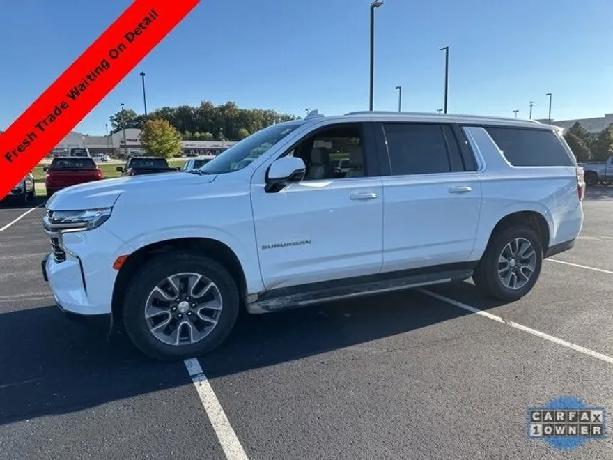 2022 Chevrolet Suburban LT photo 1