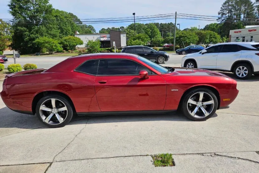 2014 Dodge Challenger SXT photo 1