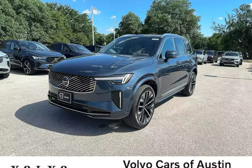 2025 Volvo XC90 Core T8 photo 1