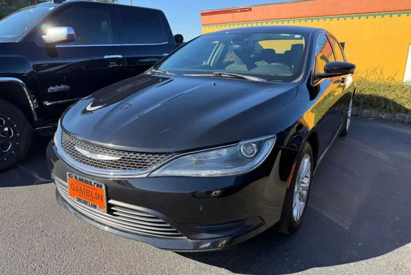 2016 Chrysler 200 LX photo 1