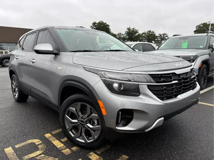 2024 Kia Seltos LX photo 1