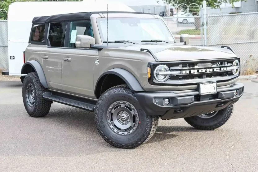 2025 Ford Bronco Outer Banks photo 1
