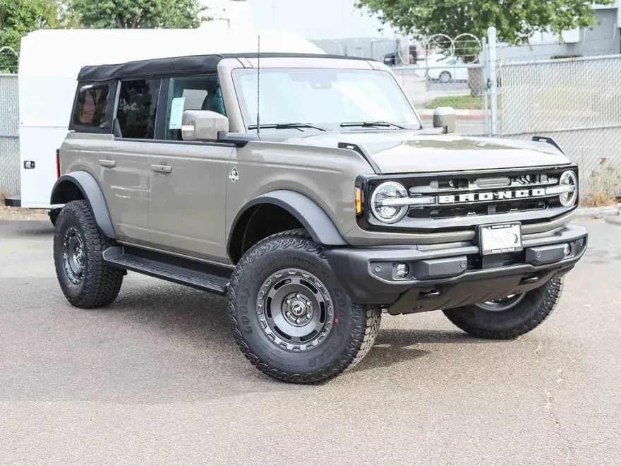 2025 Ford Bronco Outer Banks photo 1