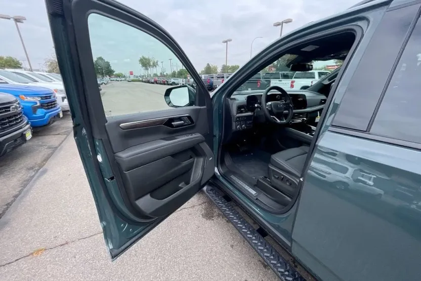 2026 Chevrolet Suburban Z71 photo 1