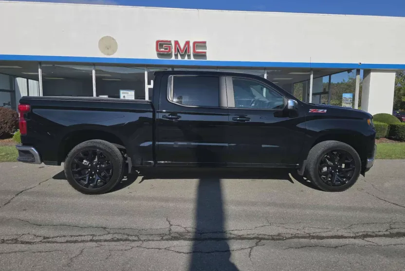 2020 Chevrolet Silverado 1500 LT photo 1