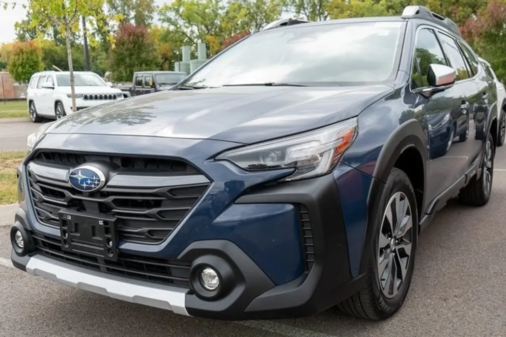 2023 Subaru Outback Touring XT photo 1