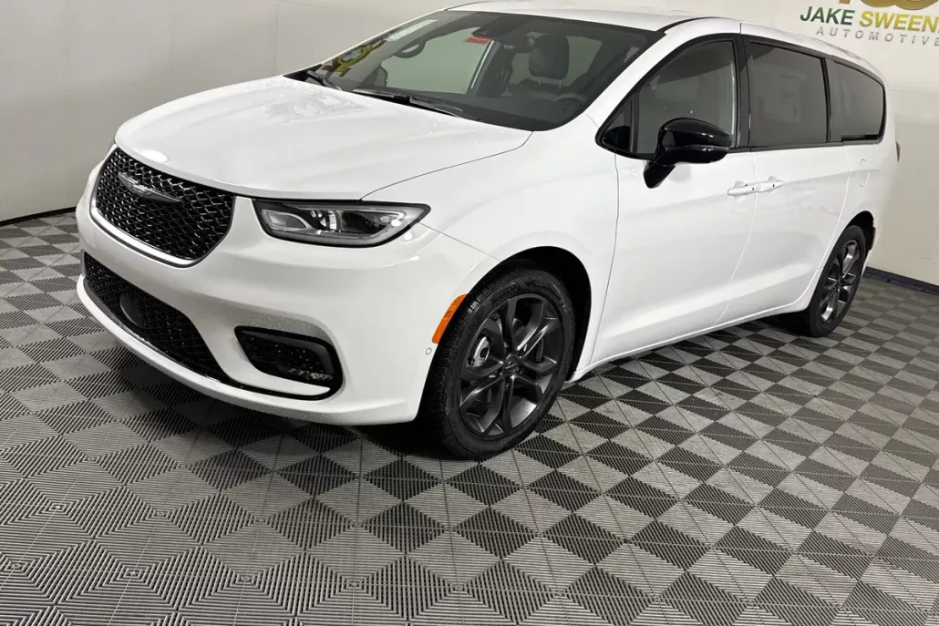 2026 Chrysler Pacifica photo 1