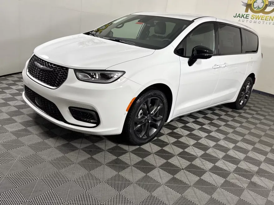 2026 Chrysler Pacifica photo 1