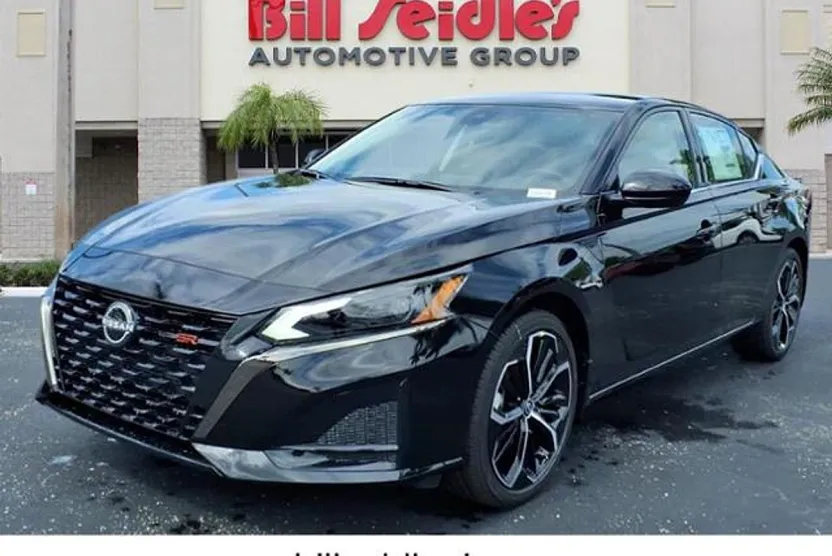2025 Nissan Altima SR photo 1