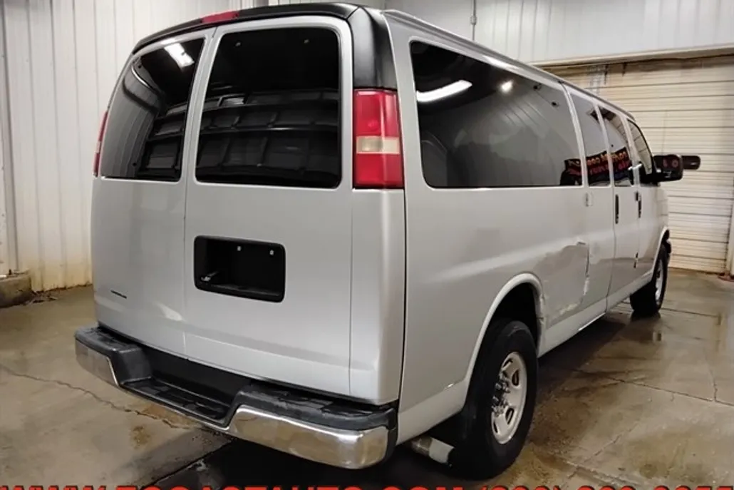 2014 Chevrolet Express Passenger LT photo 1