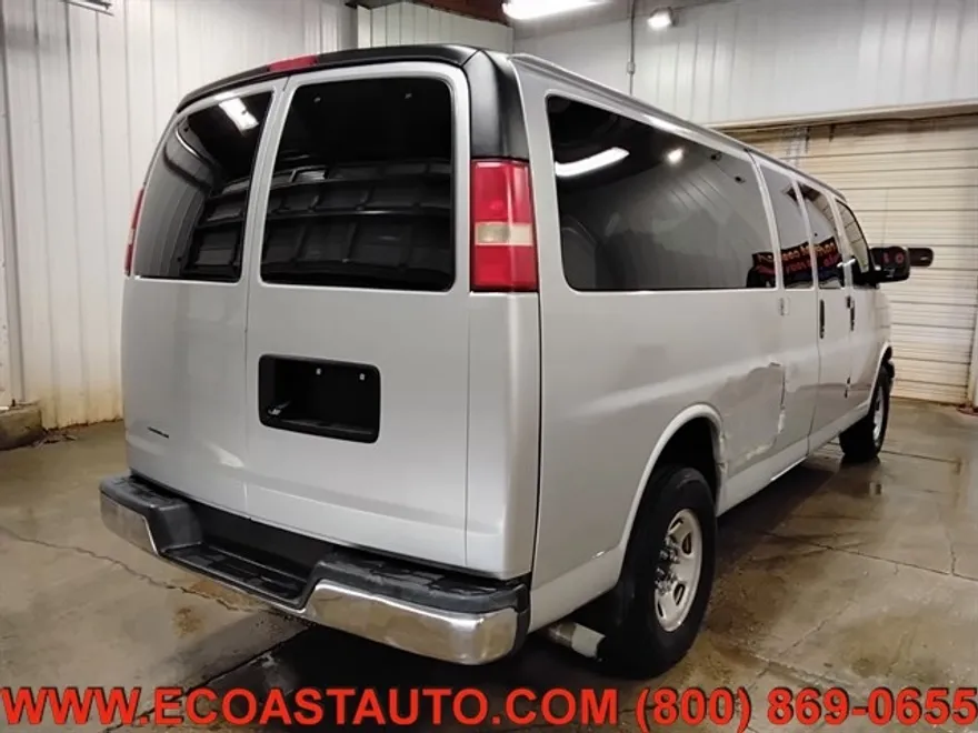 2014 Chevrolet Express Passenger LT photo 1