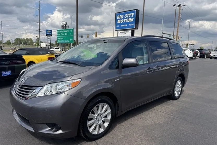 2016 Toyota Sienna LE photo 1