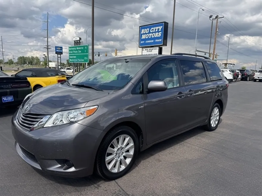 2016 Toyota Sienna LE photo 1