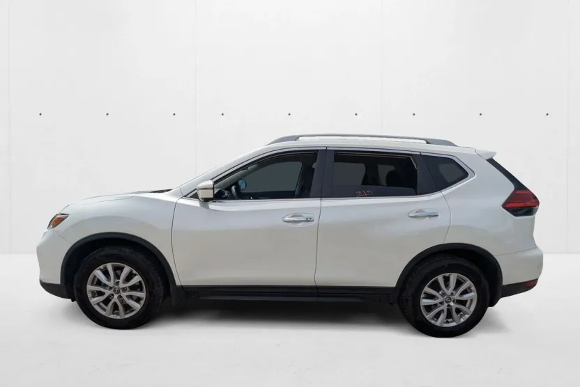 2017 Nissan Rogue SV photo 1