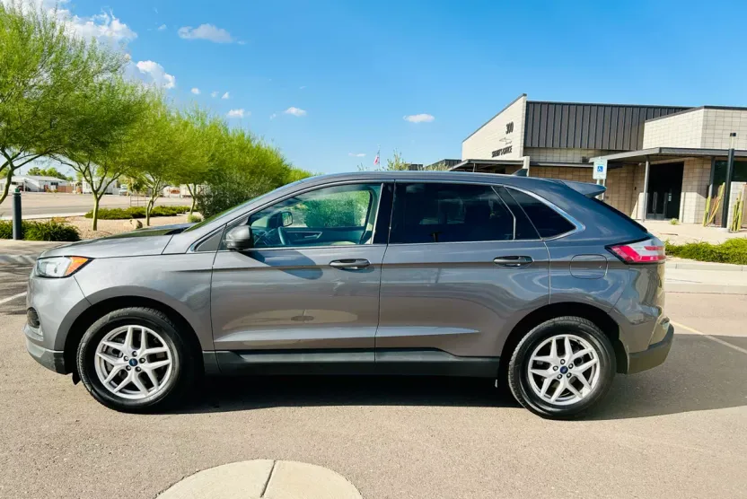 2021 Ford Edge SEL photo 1