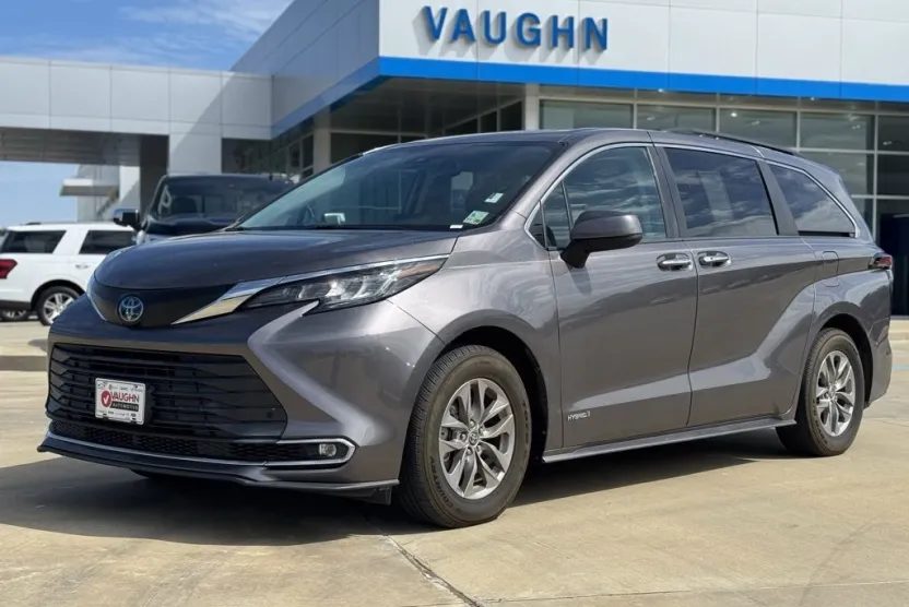 2021 Toyota Sienna XLE photo 1