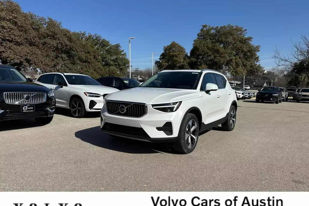 2025 Volvo XC40 Core photo 1