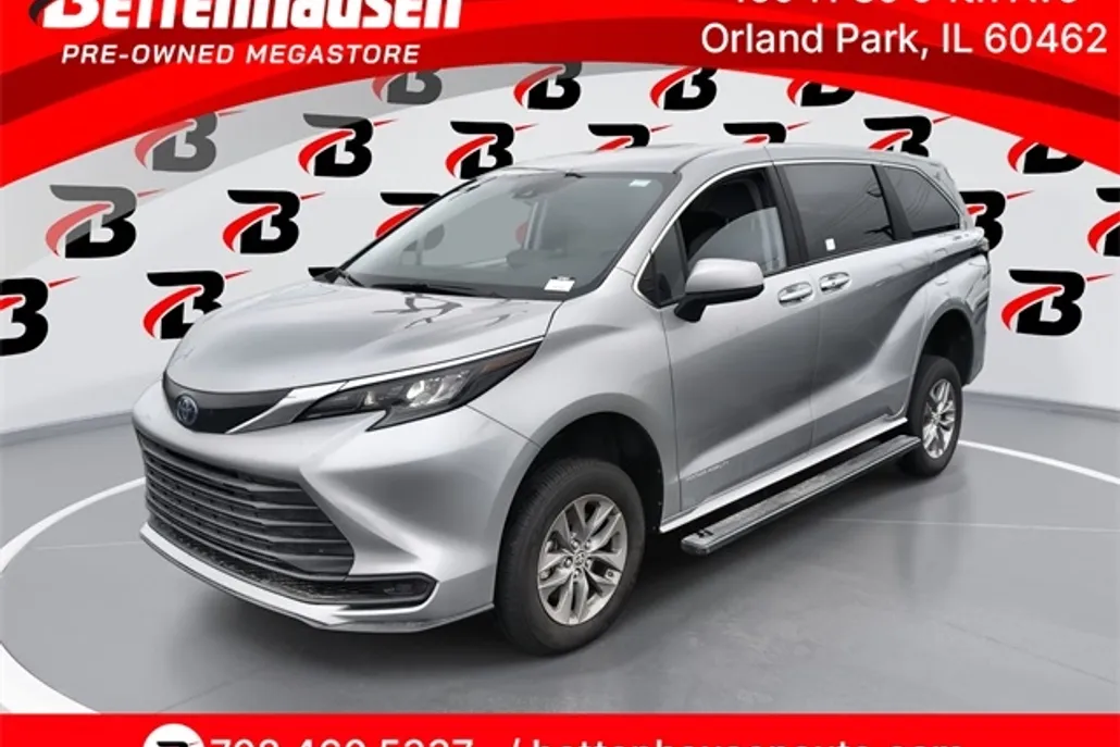 2024 Toyota Sienna LE photo 1