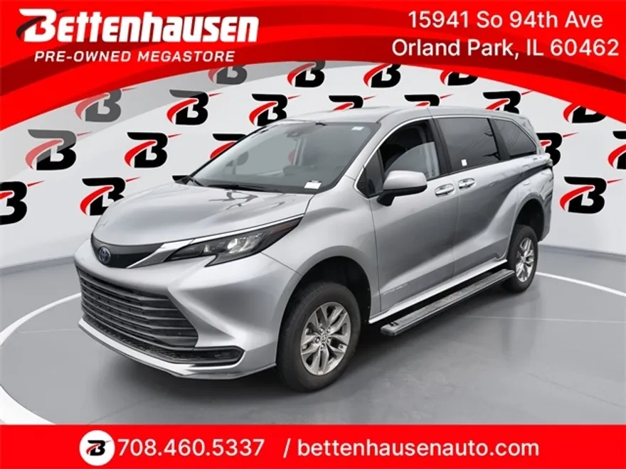 2024 Toyota Sienna LE photo 1