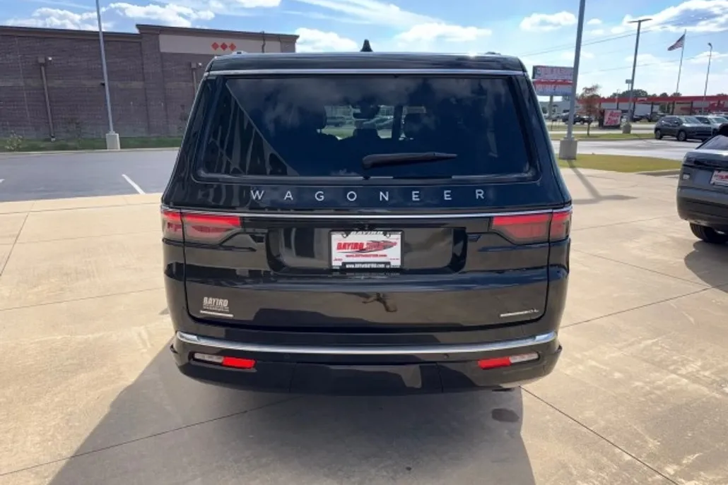 2023 Jeep Wagoneer L Series II photo 1
