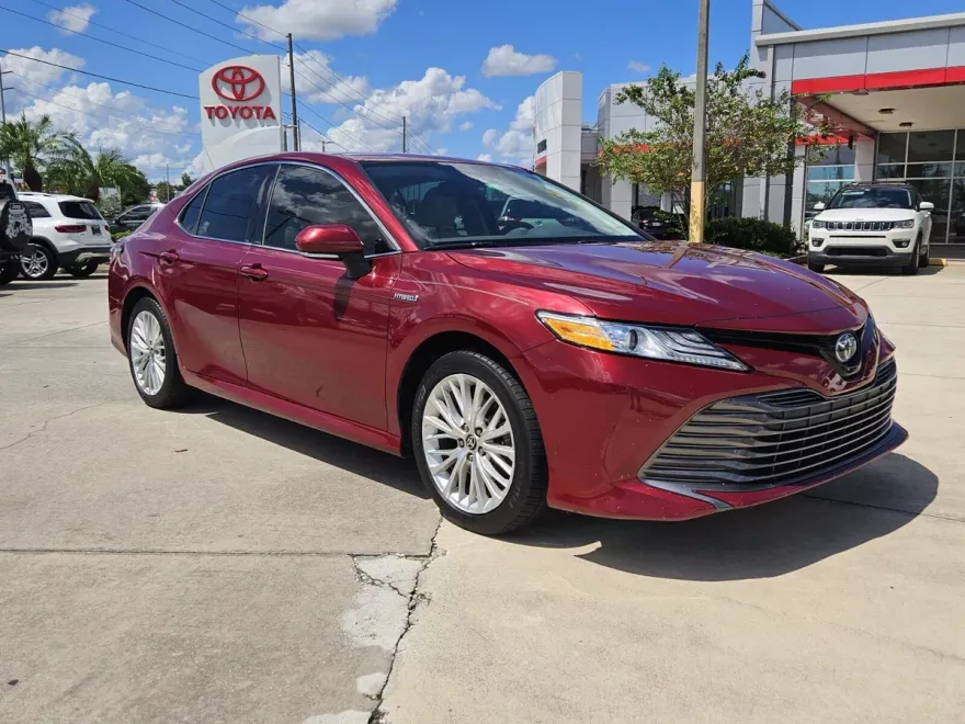2020 Toyota Camry Hybrid XLE photo 1