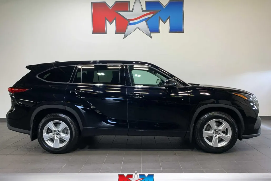 2022 Toyota Highlander LE photo 1