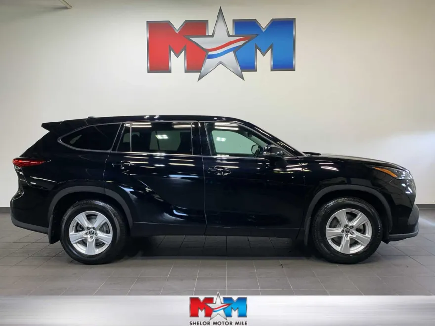 2022 Toyota Highlander LE photo 1