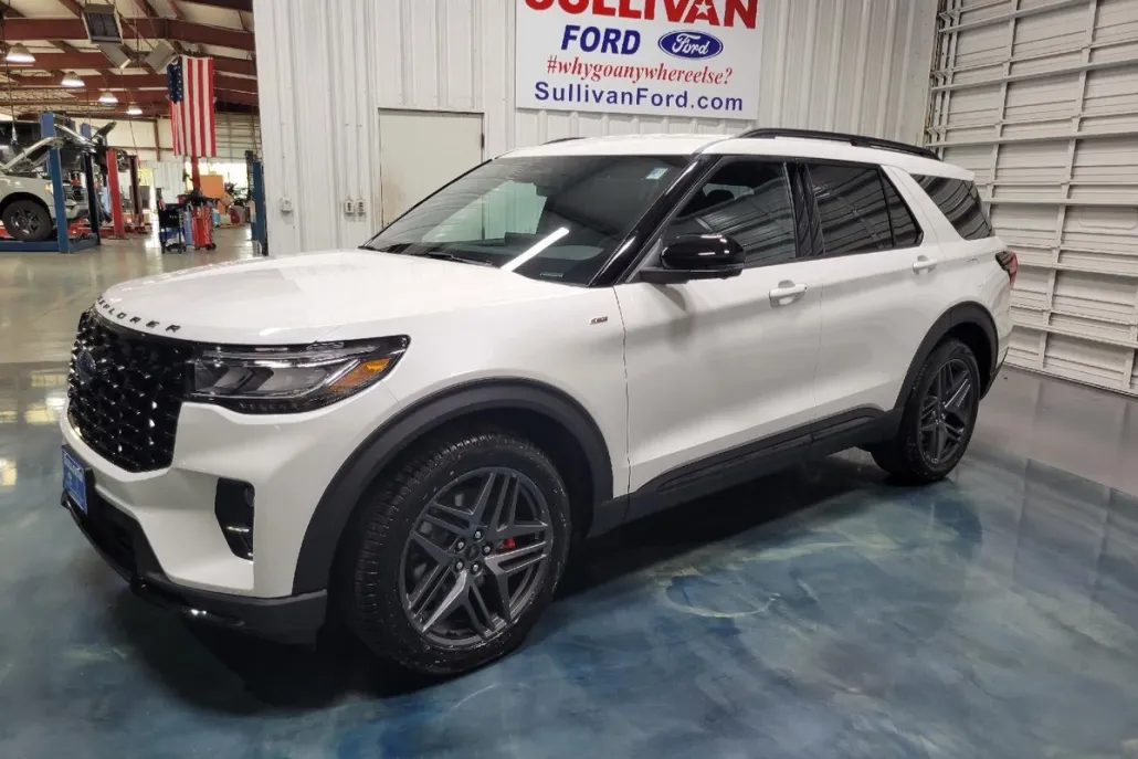 2025 Ford Explorer ST-Line photo 1