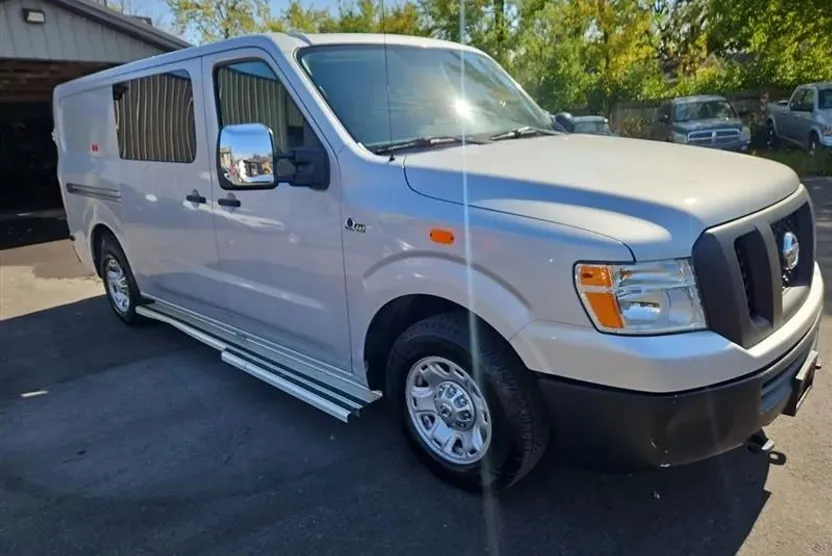 2016 Nissan NV2500 HD SV photo 1