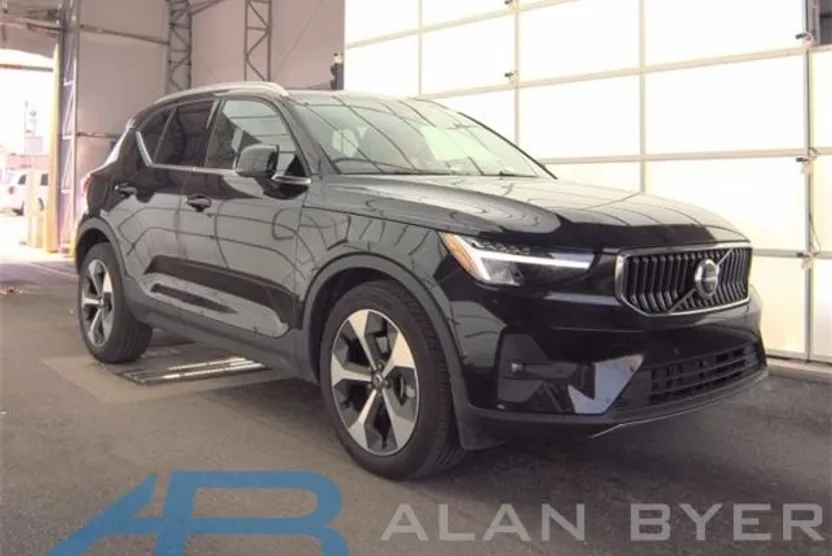 2025 Volvo XC40 Plus photo 1