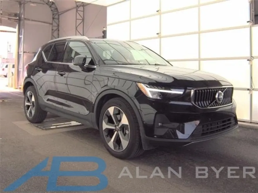 2025 Volvo XC40 Plus photo 1
