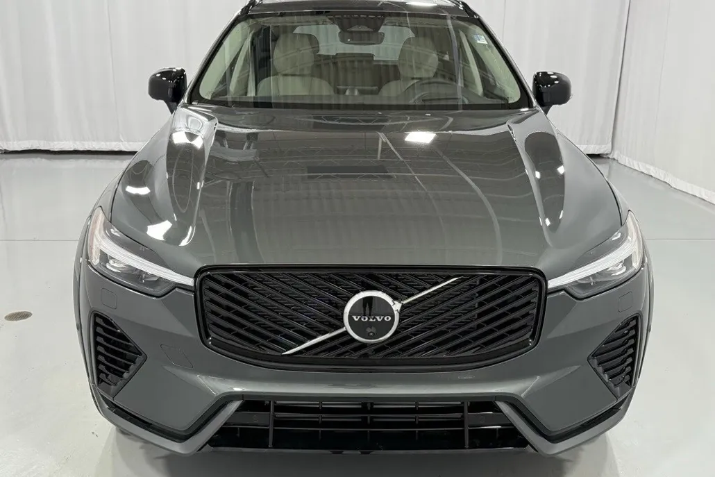 2026 Volvo XC60 T8 photo 1
