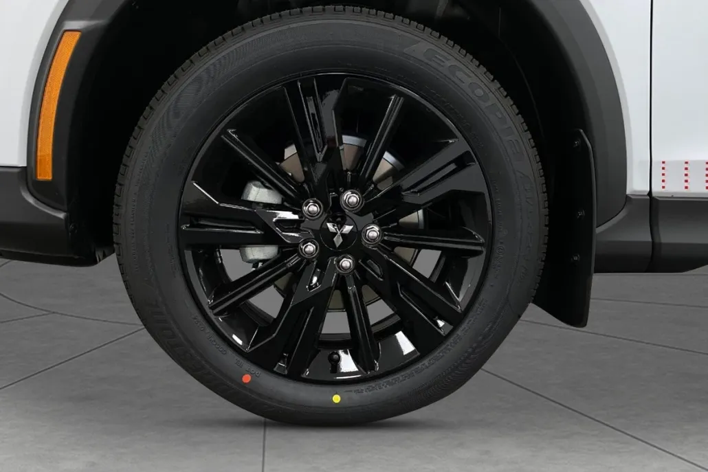 2024 Mitsubishi Eclipse Cross LE photo 1