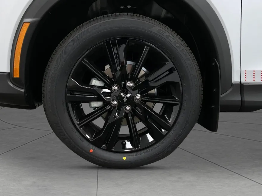 2024 Mitsubishi Eclipse Cross LE photo 1