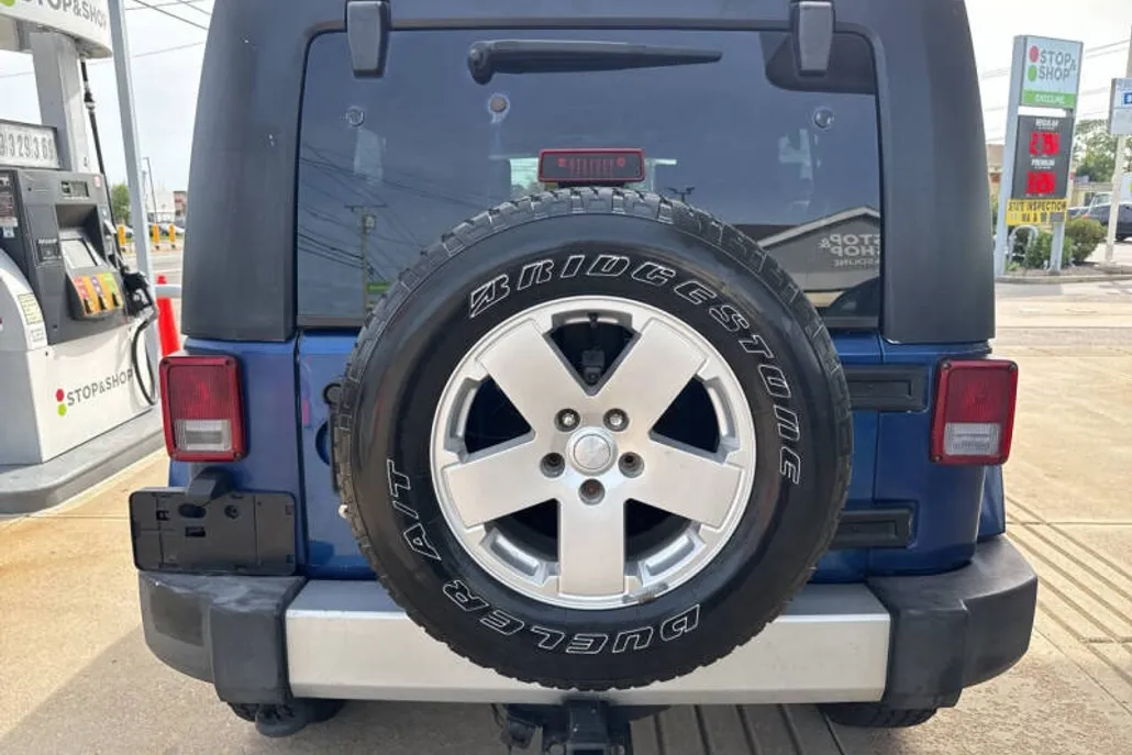 2010 Jeep Wrangler Unlimited Sahara photo 1