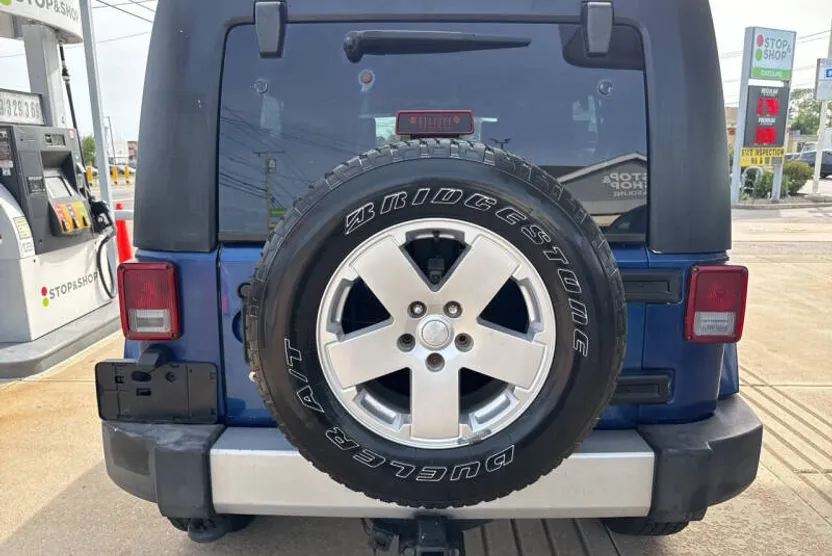 2010 Jeep Wrangler Unlimited Sahara photo 1