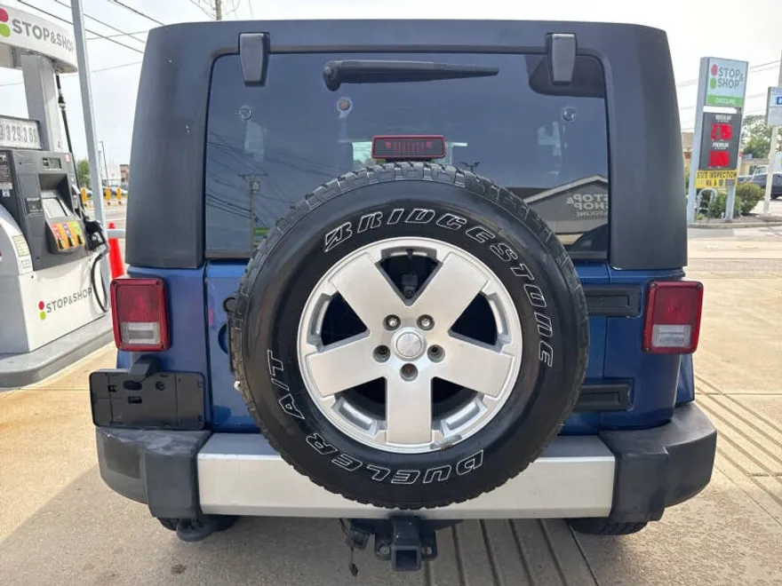 2010 Jeep Wrangler Unlimited Sahara photo 1