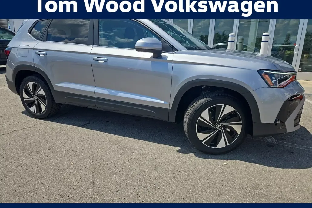 2025 Volkswagen Taos SE photo 1