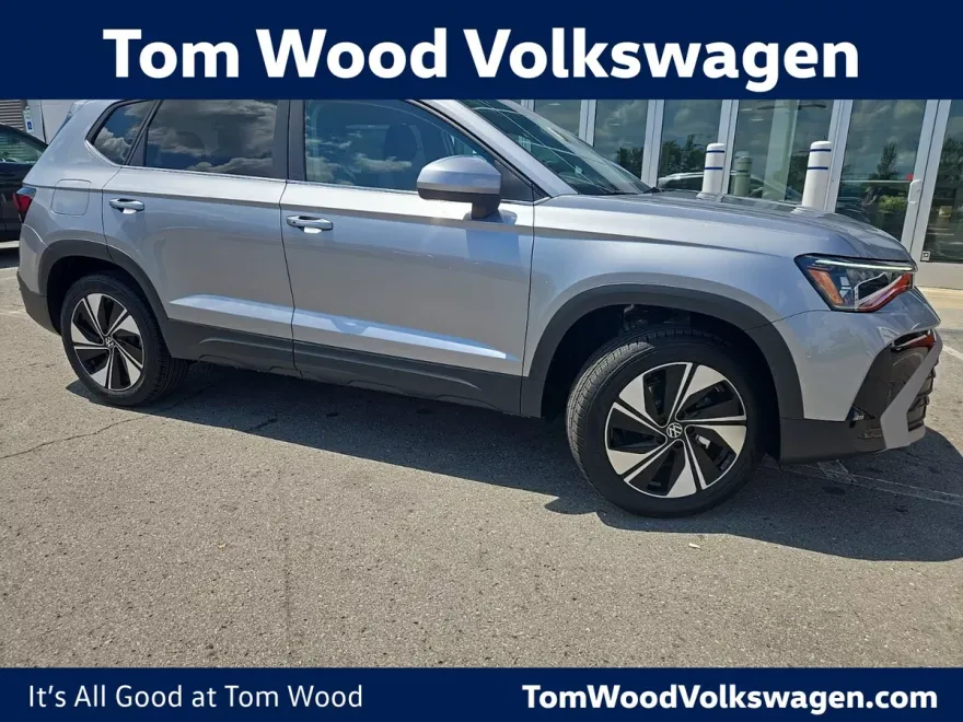 2025 Volkswagen Taos SE photo 1