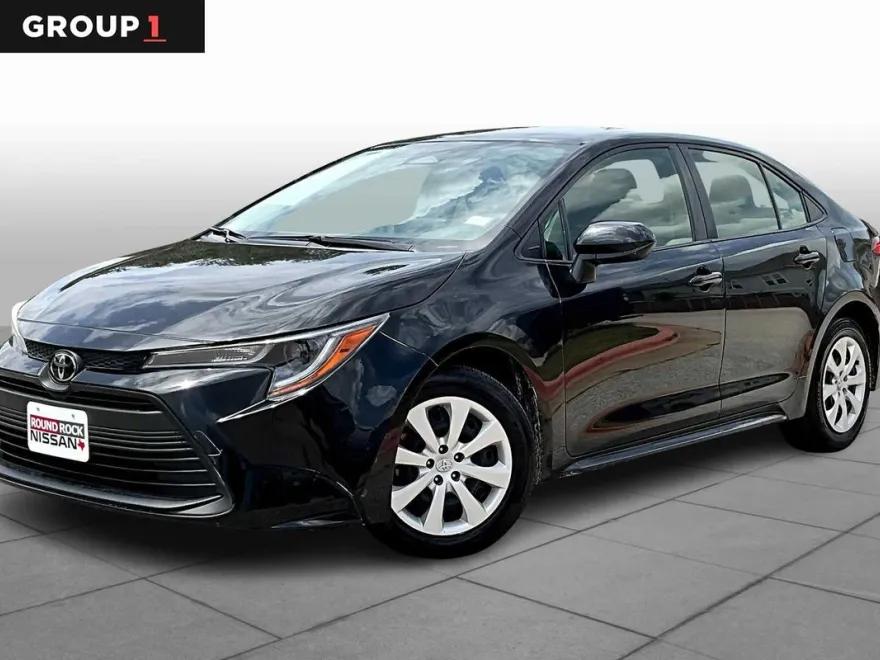 2023 Toyota Corolla LE photo 1