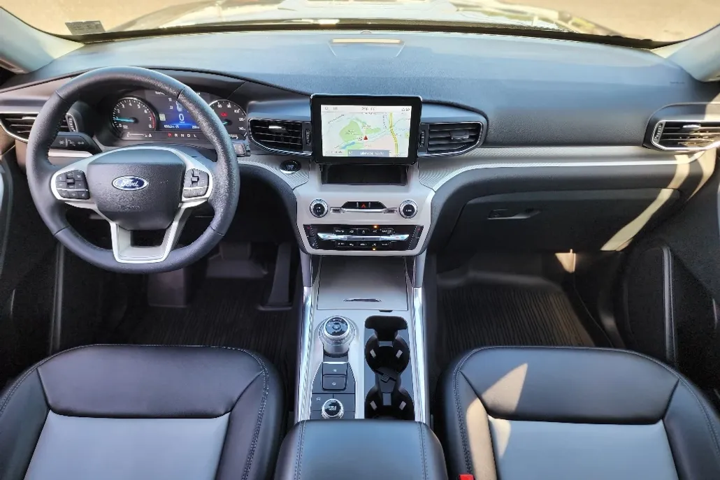 2023 Ford Explorer XLT photo 1