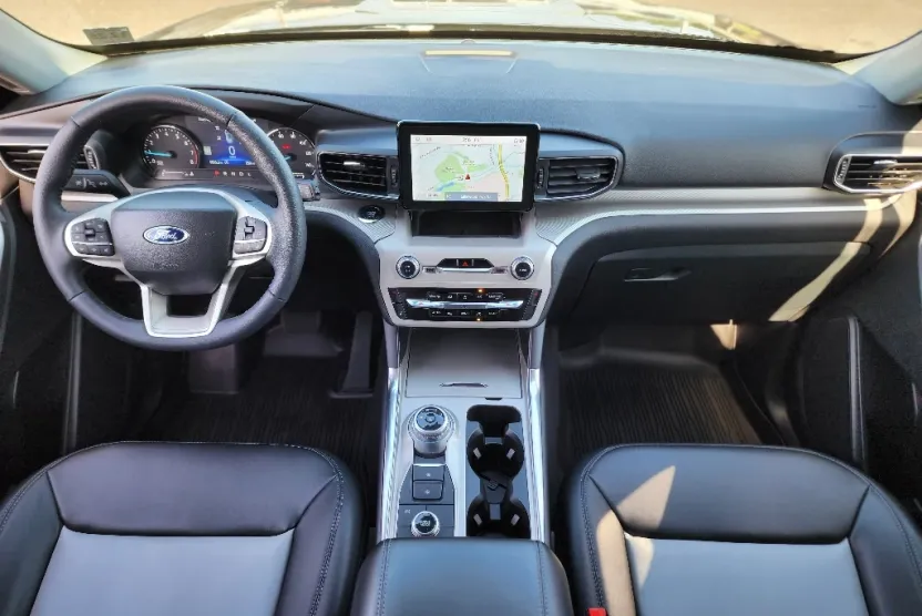 2023 Ford Explorer XLT photo 1