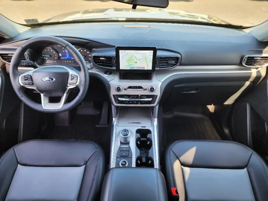 2023 Ford Explorer XLT photo 1