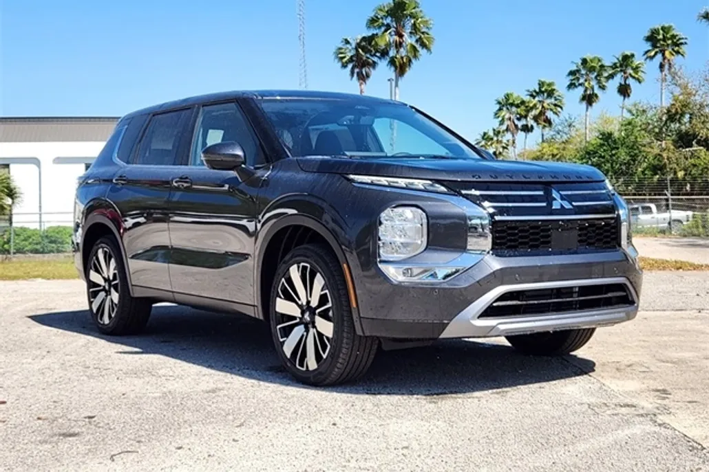 2025 Mitsubishi Outlander SE photo 1