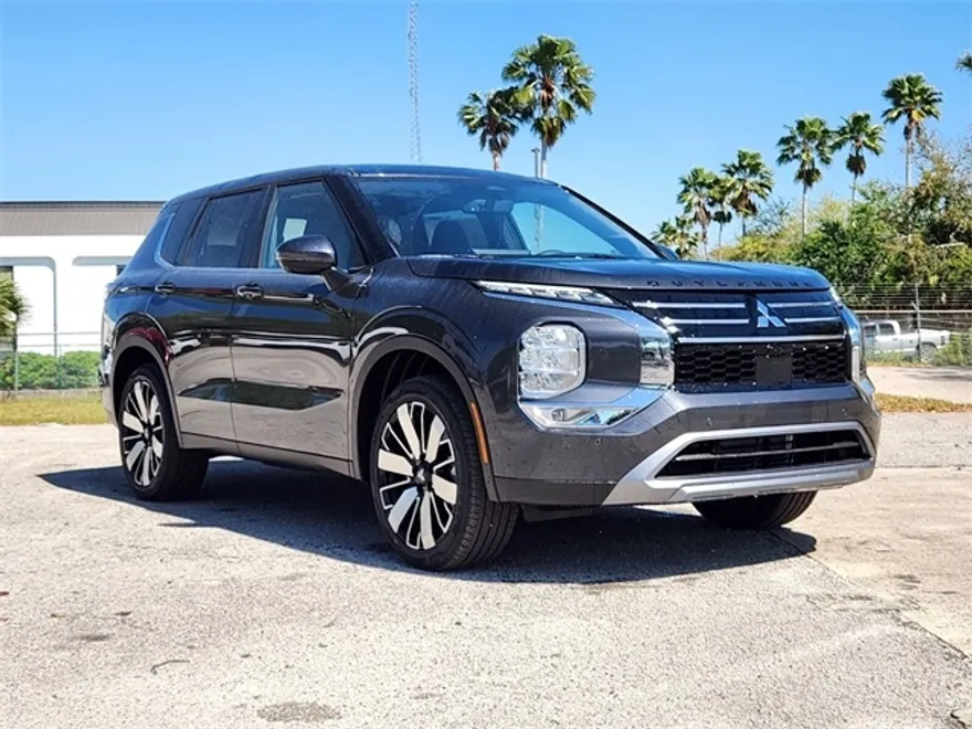 2025 Mitsubishi Outlander SE photo 1