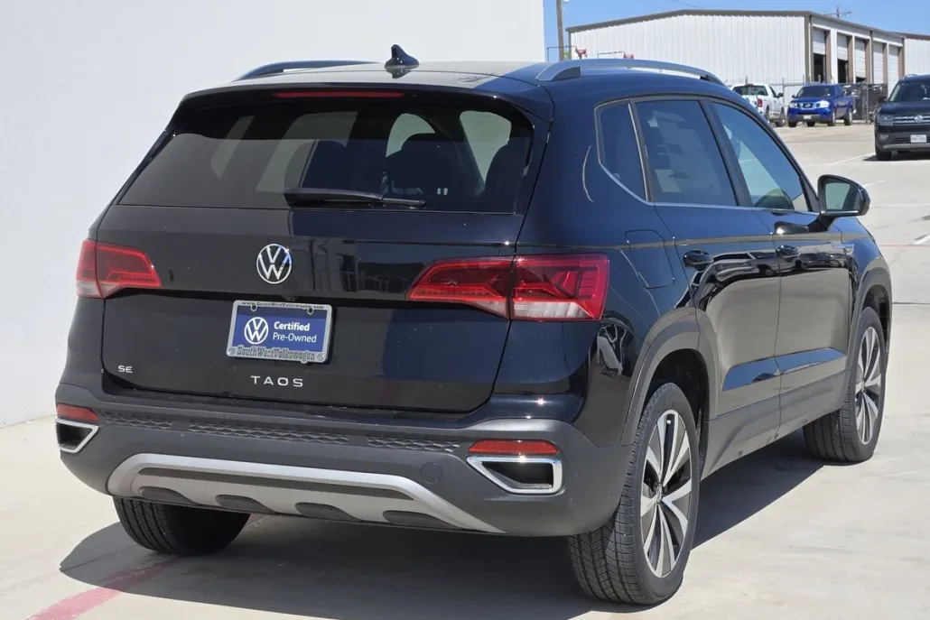 2024 Volkswagen Taos SE photo 1