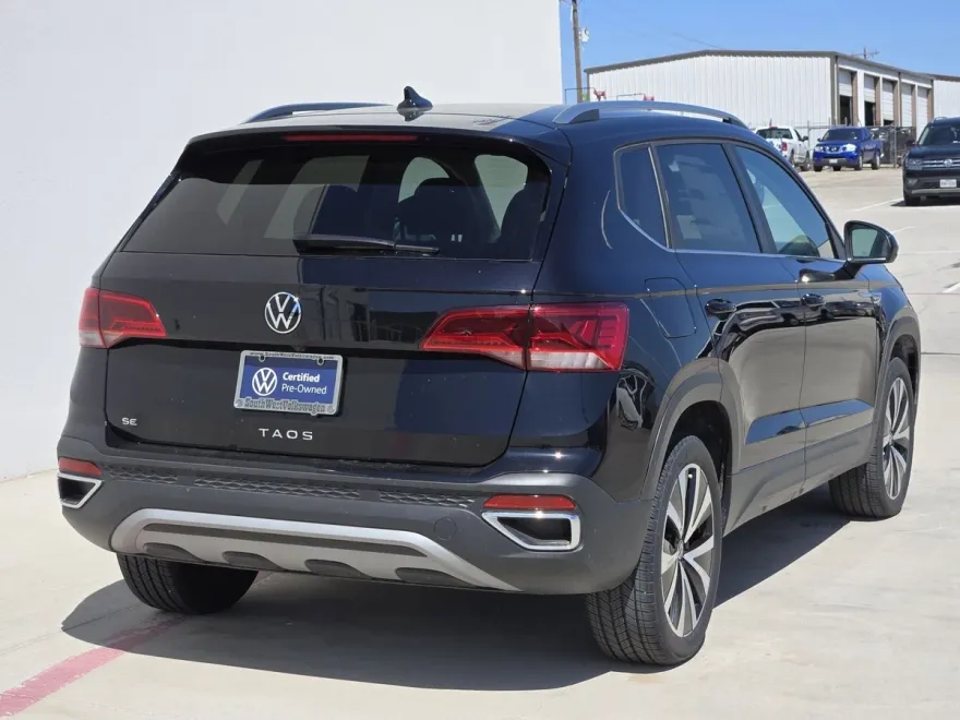 2024 Volkswagen Taos SE photo 1