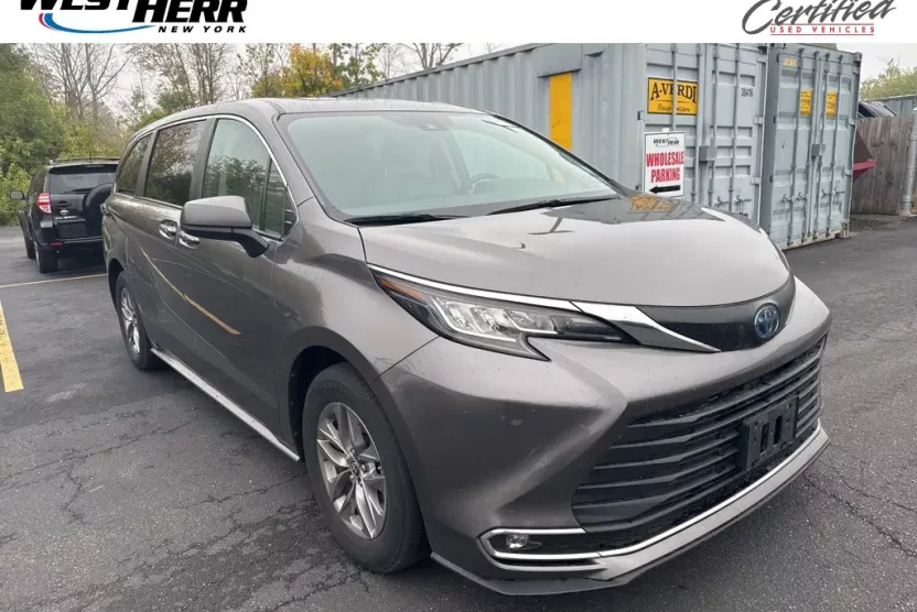 2023 Toyota Sienna XLE photo 1