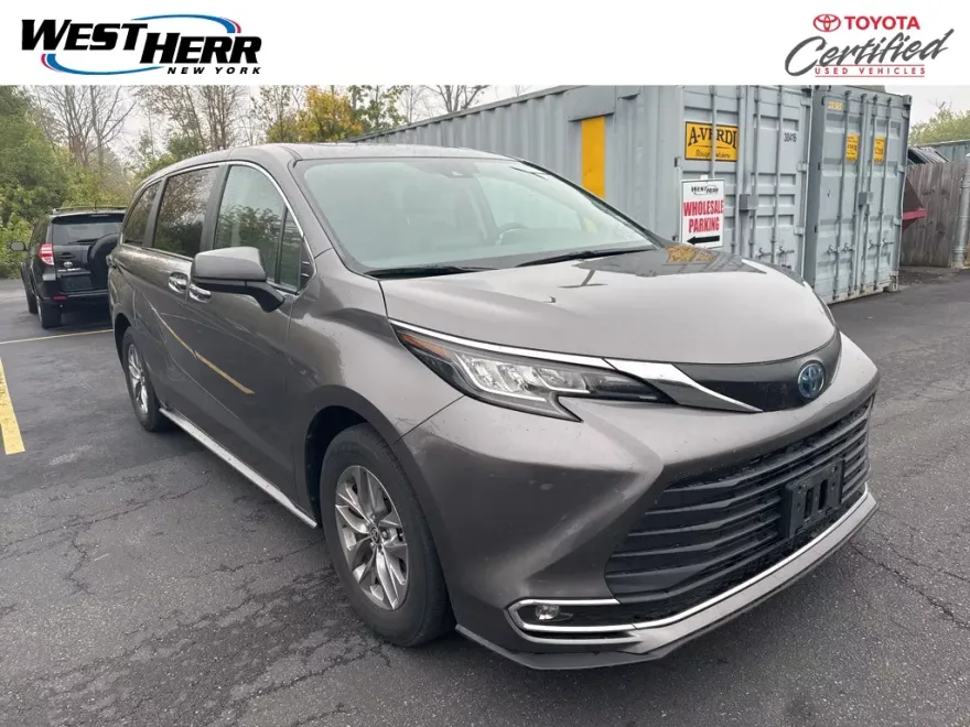 2023 Toyota Sienna XLE photo 1